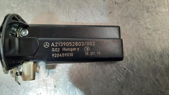 Antenna Amplifier from a Mercedes-Benz CLA (118.3) 1.3 CLA-200 Turbo 16V 2019