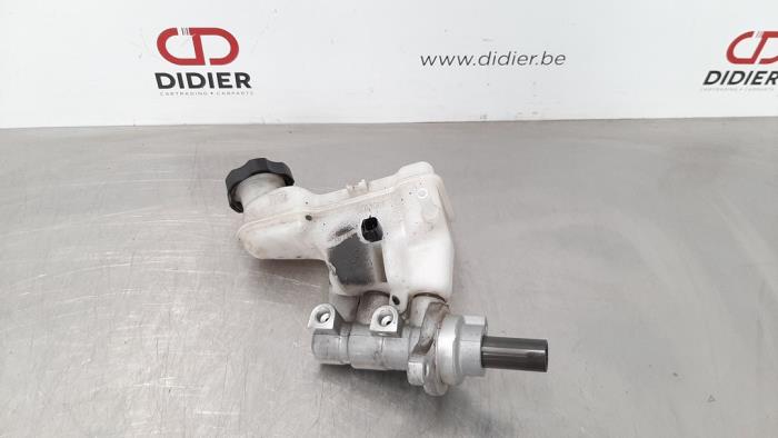 Master cylinder from a Hyundai iX20 (JC) 1.6 CRDi 16V VGT 2015