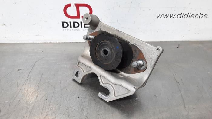Used Engine mount Dacia Duster (HS) 1.5 dCi 4x4 Price € 30,25 Inclusive VAT offered by Autohandel Didier