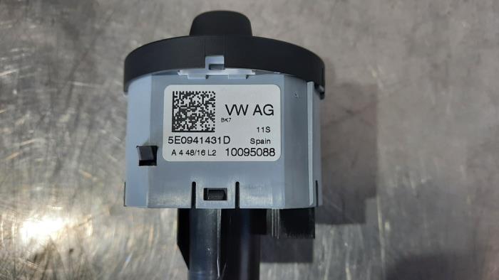 AIH headlight switch from a Skoda Octavia Combi (5EAC) 1.6 TDI Greenline 16V 2017