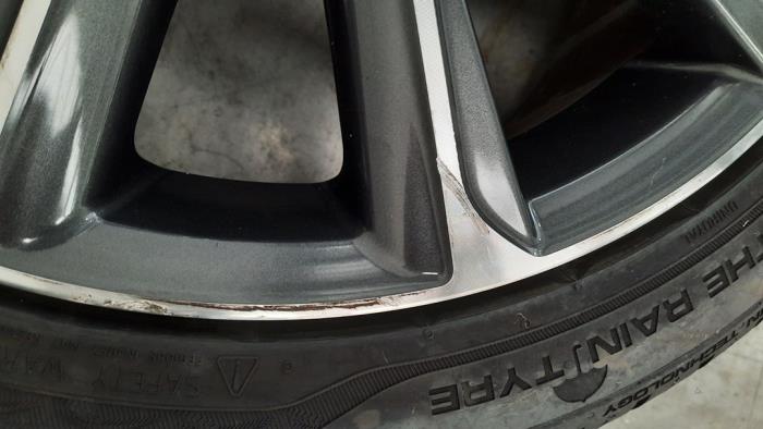 Llanta y neumático de un Lexus RC 300h 2.5 V6 24V 2017