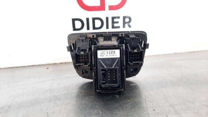Przelacznik hamulca postojowego z Opel Zafira Tourer (P12) 1.6 CDTI 16V ecoFLEX 136 2015
