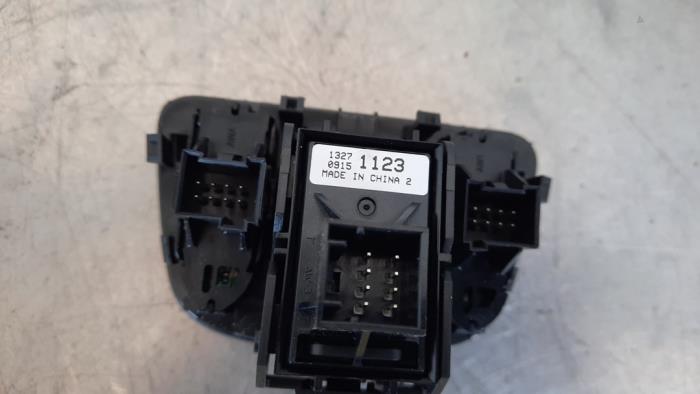 Interruptor de freno de mano de un Opel Zafira Tourer (P12) 1.6 CDTI 16V ecoFLEX 136 2015