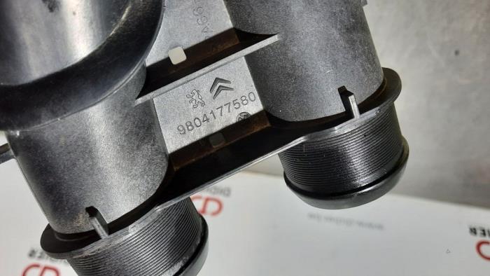 Intercooler Rohr van een Citroën Jumpy 1.6 Blue HDi 115 2019