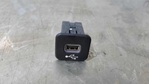 Używane Zlacze AUX/USB Fiat 500X (334) 1.0 FireFly Turbo 120 12V Cena € 24,20 Z VAT oferowane przez Autohandel Didier