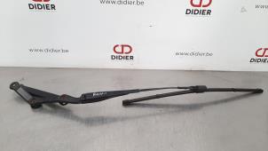 Used Front wiper arm Mercedes C Estate (S205) C-200d 2.2 16V Price € 36,30 Inclusive VAT offered by Autohandel Didier