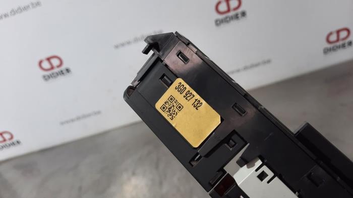 Panic lighting switch from a Volkswagen Passat (3G2) 1.6 TDI 16V 2017