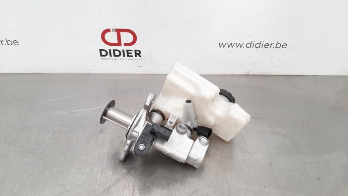 Master cylinder from a Volkswagen Golf VII (AUA) 1.6 TDI BMT 16V 2018