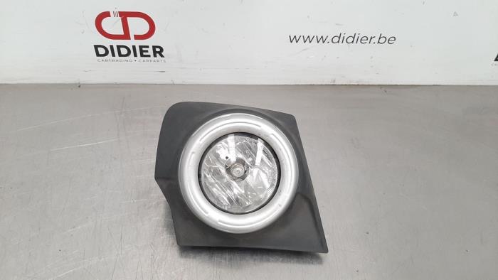 Fog light, front right from a Mitsubishi L-200 2.4 Clean Diesel 4WD 2018