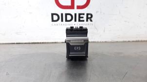 Used Parking brake switch Peugeot 3008 II (M4/MC/MJ/MR) 1.2 12V e-THP PureTech 130 Price € 30,25 Inclusive VAT offered by Autohandel Didier