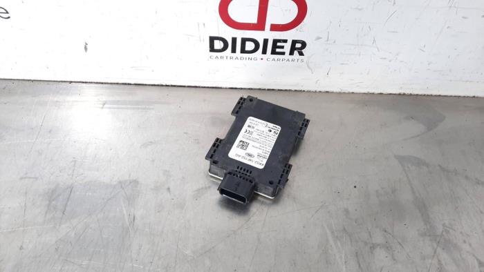 Radar sensor from a Land Rover Range Rover IV (LG) 3.0 SDV6 24V 2019