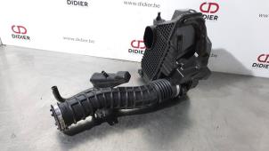 Usados Cuerpo de filtro de aire Dacia Duster (SR) 1.6 16V Precio € 54,45 IVA incluido ofrecido por Autohandel Didier