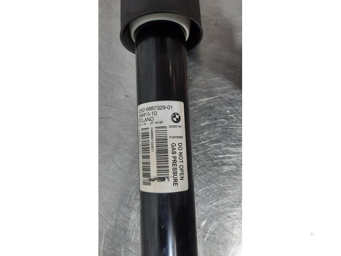 Rear shock absorber, left from a BMW 2 serie Active Tourer (F45) 216d 1.5 TwinPower Turbo 12V 2020