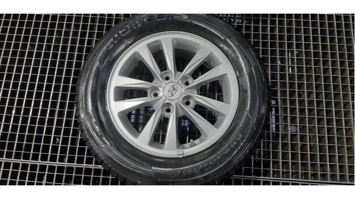 Wheel + tyre from a Hyundai i30 Wagon (PDEF5) 1.0 T-GDI 12V 2018