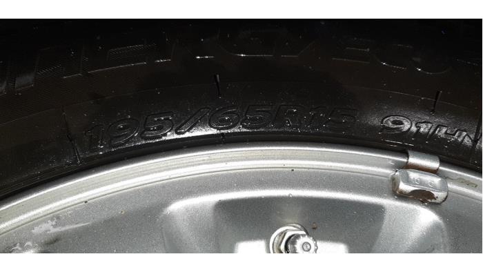 Wheel + tyre from a Hyundai i30 Wagon (PDEF5) 1.0 T-GDI 12V 2018