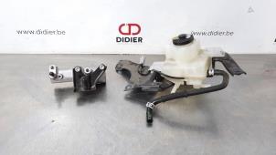 Used Master cylinder Toyota Prius Plus (ZVW4) 1.8 16V Price € 90,75 Inclusive VAT offered by Autohandel Didier