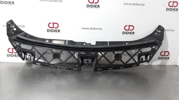 Barra de radiador de un Mercedes-Benz CLA (118.3) 1.3 CLA-200 Turbo 16V 2019
