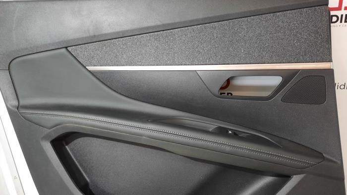 Tapizado de puerta de 4 puertas izquierda detrás de un Peugeot 5008 II (M4/MC/MJ/MR) 1.5 BlueHDi 130 2019