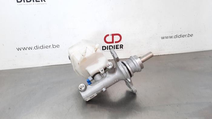 Master cylinder from a Mercedes-Benz Sprinter 5t (907.6) 516 CDI 2.1 D RWD 2020