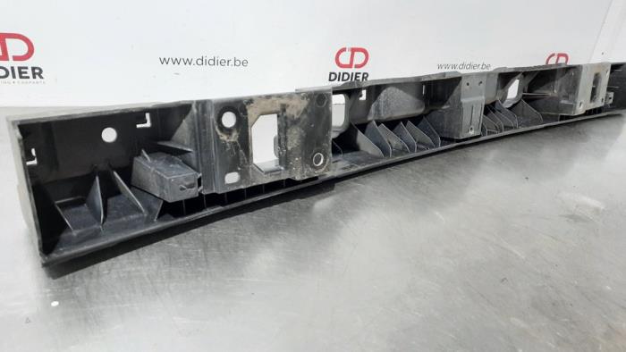 Rear bumper bracket central from a Volkswagen Transporter T6 2.0 TDI DRF 2019