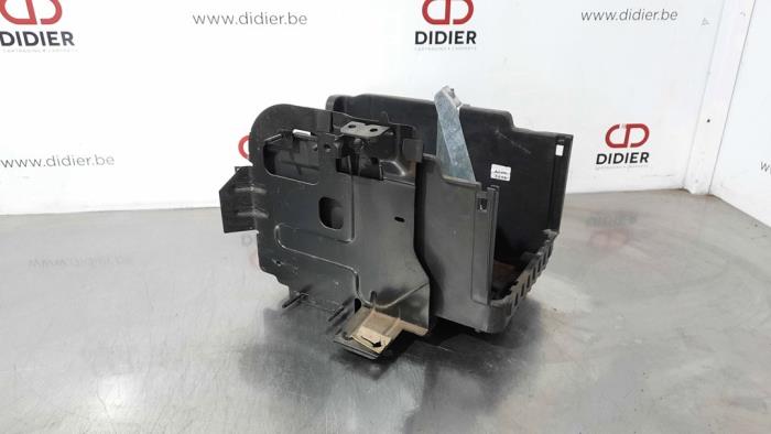Begagnade Batterilåda Ford B-Max (JK8) 1.0 EcoBoost 12V 125 Pris € 24,20 Inklusive moms erbjuds av Autohandel Didier
