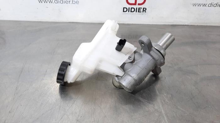 Master cylinder from a Opel Combo Life/Tour 1.2 130 2021