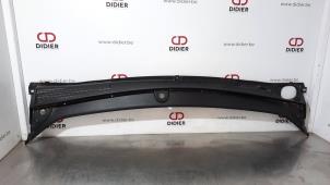 Used Cowl top grille Dacia Duster (SR) 1.3 TCE 130 16V Price € 36,30 Inclusive VAT offered by Autohandel Didier