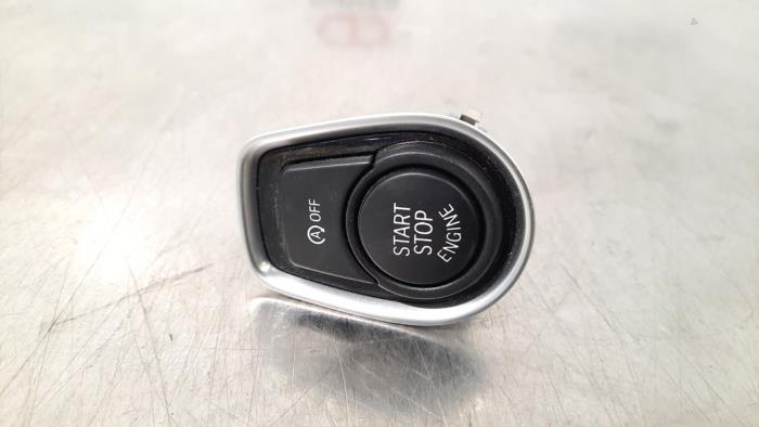 Start/Stopp Schalter van een BMW 1 serie (F20) 116d 1.5 12V TwinPower 2017