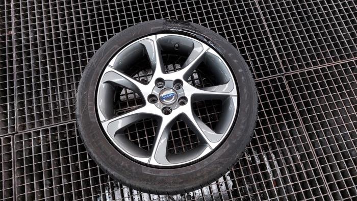 Llanta y neumático de un Volvo V40 (MV) 1.6 D2 2015