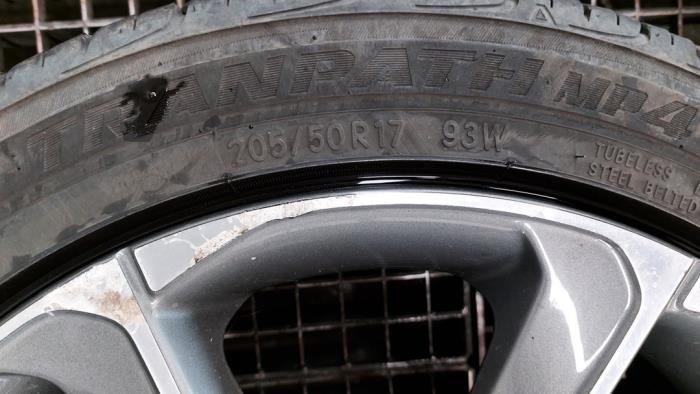 Wheel + tyre from a Volvo V40 (MV) 1.6 D2 2015
