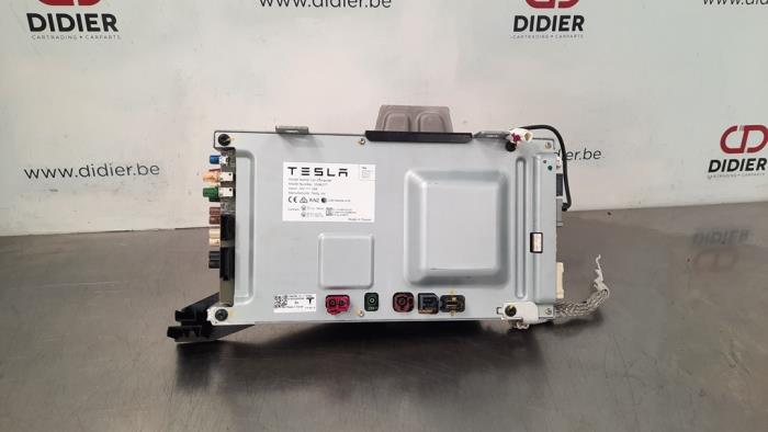 Radio Modul van een Tesla Model 3 EV AWD 2021
