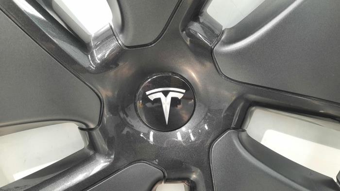Enjoliveur d'un Tesla Model 3 EV AWD 2021