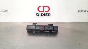 Używane Przelacznik swiatel awaryjnych Jeep Wrangler (JK) 2.8 CRD 16V Cena € 48,40 Z VAT oferowane przez Autohandel Didier
