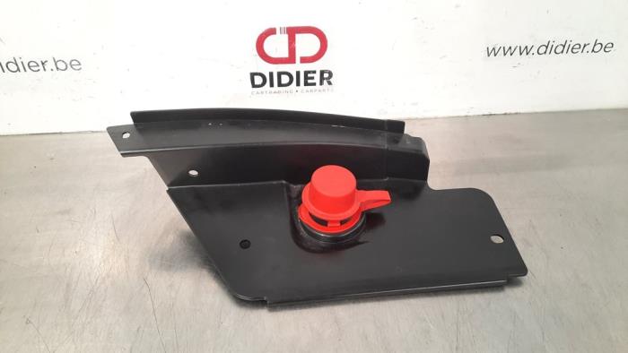 Begagnade Batterilock BMW 1 serie (F40) 118d 2.0 16V Pris € 12,10 Inklusive moms erbjuds av Autohandel Didier