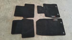 Używane Zestaw dywaników Mazda 2 (DJ/DL) 1.5 SkyActiv-G 90 Cena € 66,55 Z VAT oferowane przez Autohandel Didier
