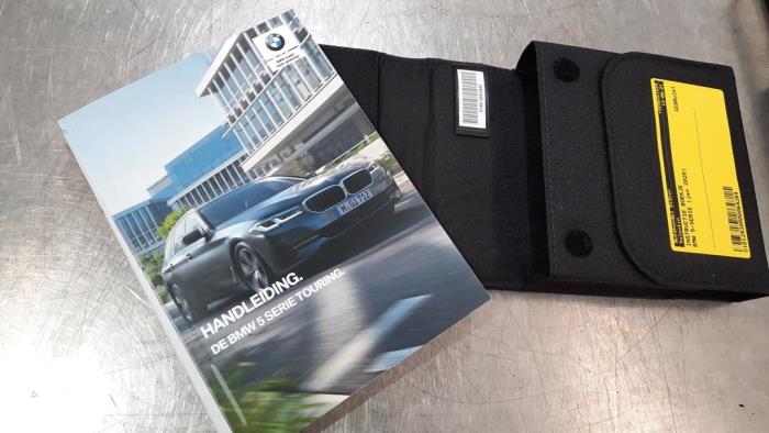 Instruction Booklet from a BMW 5 serie Touring (G31)  2020