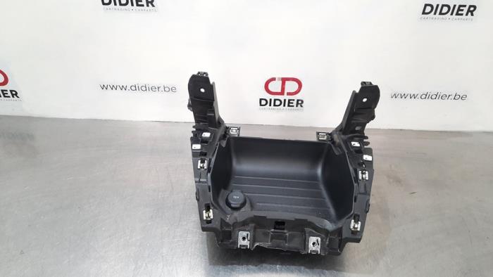 Używane Schowek Peugeot 2008 (UD/UK/UR/US/UX) 1.2 VTi 12V PureTech 130 Cena € 60,50 Z VAT oferowane przez Autohandel Didier