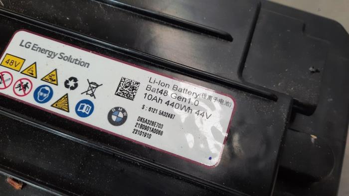 Batterie d'un BMW 5 serie Touring (G31) 518d 2.0 TwinPower Turbo 16V Mild Hybrid 2021