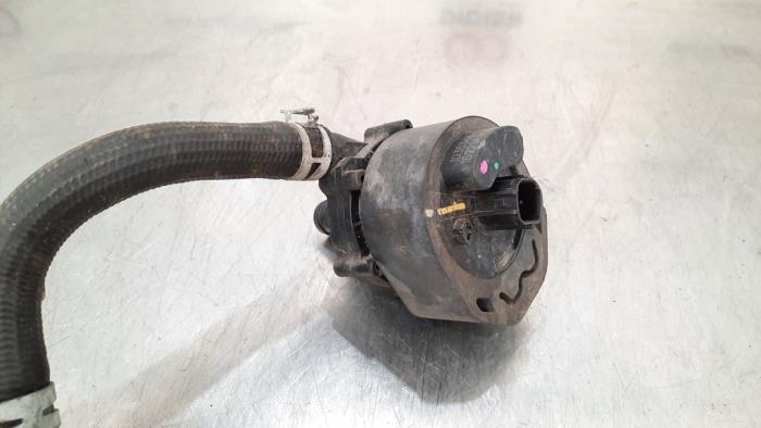 Begagnade Extra vattenpump Tesla Model S P90D Pris € 78,65 Inklusive moms erbjuds av Autohandel Didier