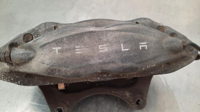 Bremszange links vorne van een Tesla Model S P90D 2016