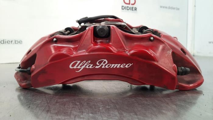 Etrier de frein avant droit d'un Alfa Romeo Stelvio (949) 2.9 Bi-Turbo V6 24V Q4 2018