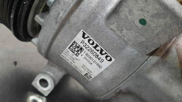 Air conditioning pump from a Volvo XC60 II (UZ) 2.0 D4 16V 2019
