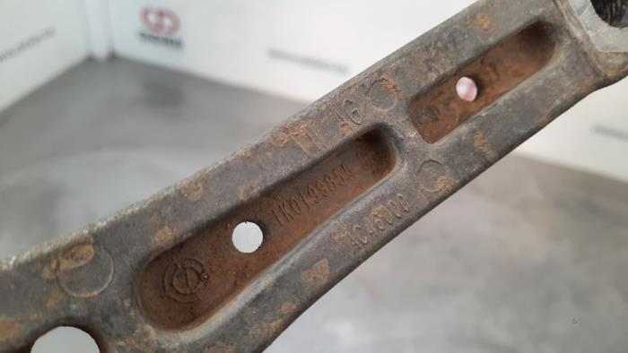 Engine mount from a Volkswagen Caddy IV 2.0 TDI 102 2018