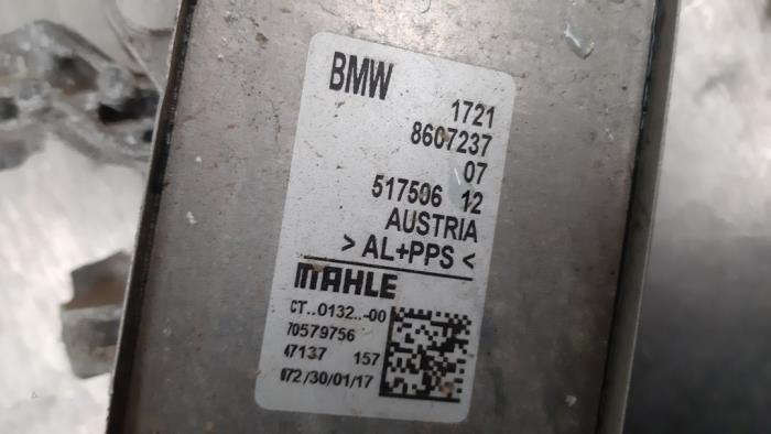 Radiateur d'huile d'un BMW 3 serie (F30) 330e 2017
