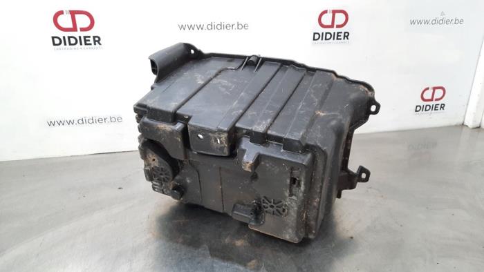 Begagnade Batterilåda Ford Fiesta 7 1.0 EcoBoost 12V Pris € 24,20 Inklusive moms erbjuds av Autohandel Didier
