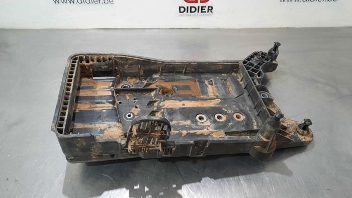 Battery box from a Volkswagen Tiguan (AD1) 2.0 TDI 16V BlueMotion Technology SCR 2019