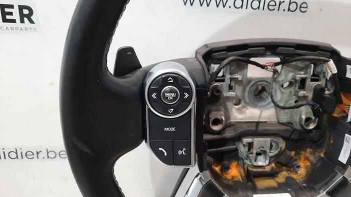 Steering wheel from a Land Rover Discovery V (LR) 2.0 Td4 16V 2017