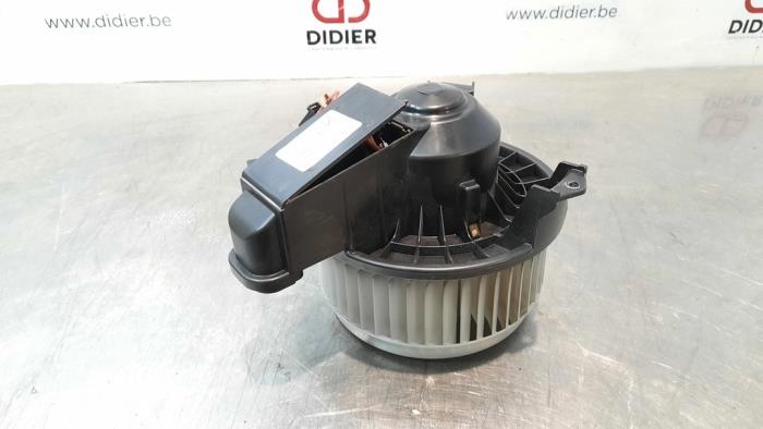 Heating and ventilation fan motor from a Land Rover Discovery V (LR) 2.0 Td4 16V 2017