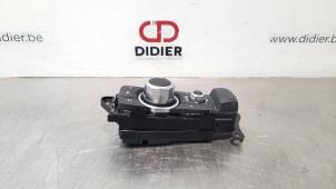 Usados Botón I-Drive Mazda 2 (DJ/DL) 1.5 SkyActiv-G 90 Precio € 78,65 IVA incluido ofrecido por Autohandel Didier
