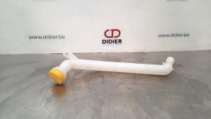Used Front windscreen washer reservoir Renault Captur (2R) 1.2 TCE 16V EDC Price € 36,30 Inclusive VAT offered by Autohandel Didier